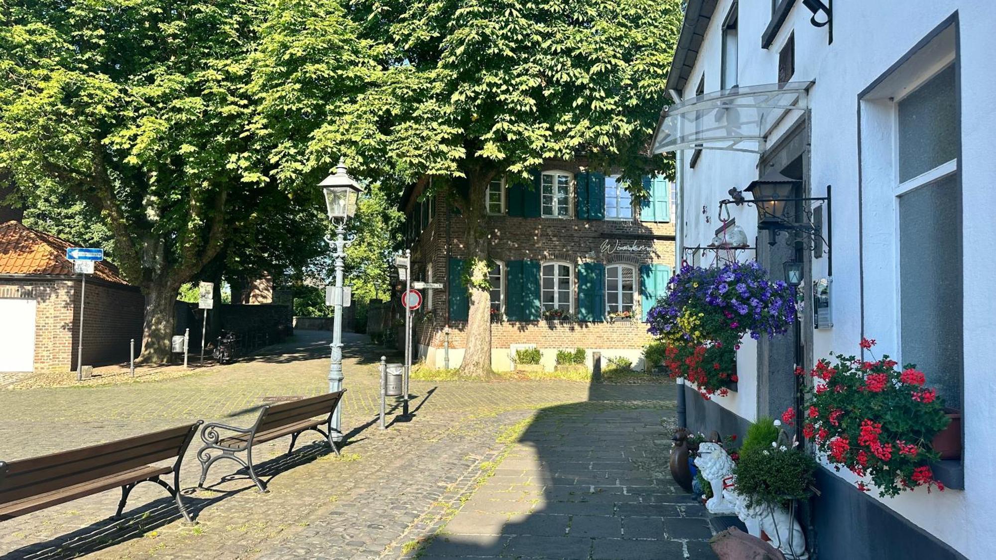 Apartment Savanna Im Historischen Stadtkern Linn In Krefeld, Naehe Duesseldorf Messe, Airport, Parkmoeglichkeiten Direkt Vor Dem Haus