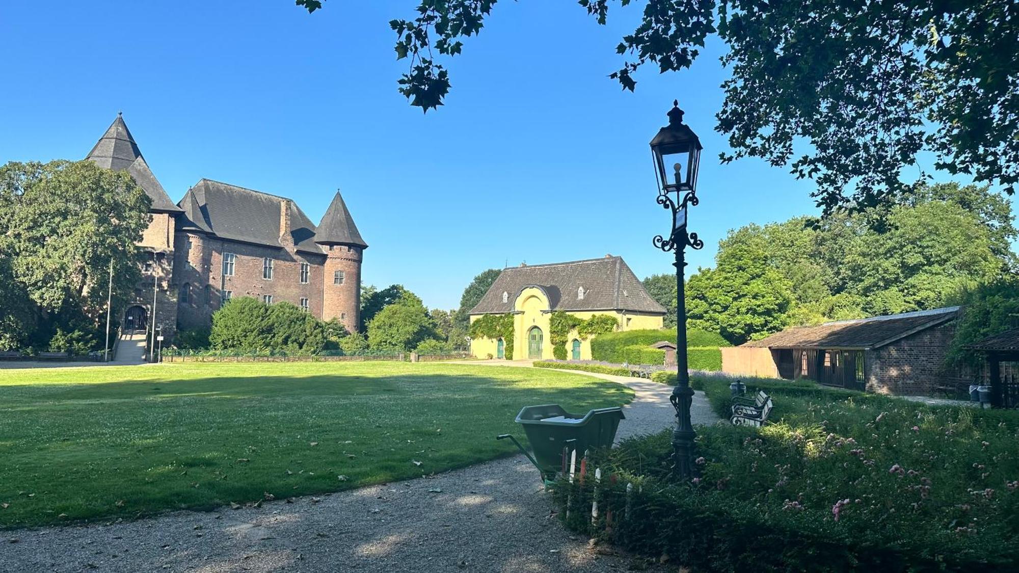 Apartment Savanna Im Historischen Stadtkern Linn In Krefeld, Naehe Duesseldorf Messe, Airport, Parkmoeglichkeiten Direkt Vor Dem Haus